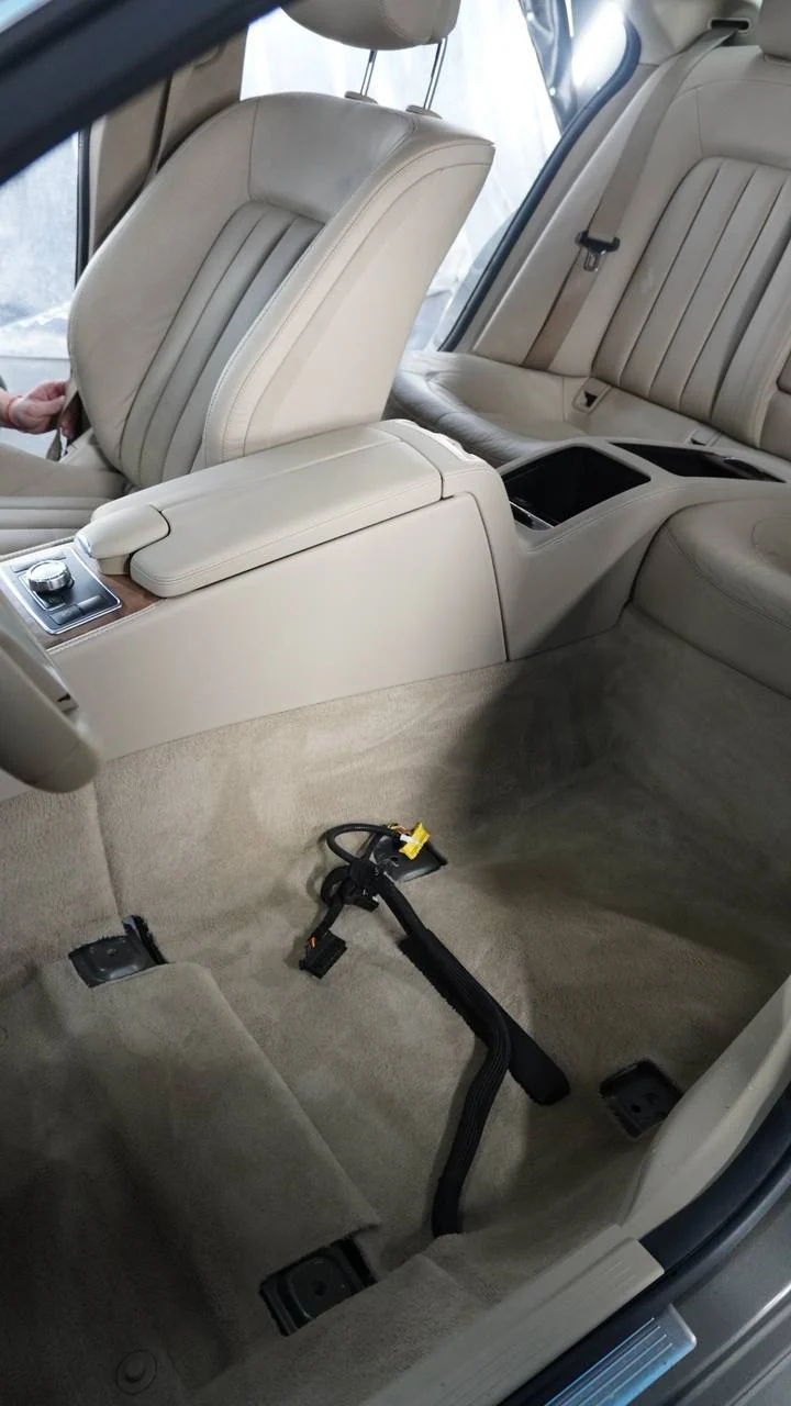 Acceso al suelo de un Mercedes-Benz con el asiento del conductor retirado