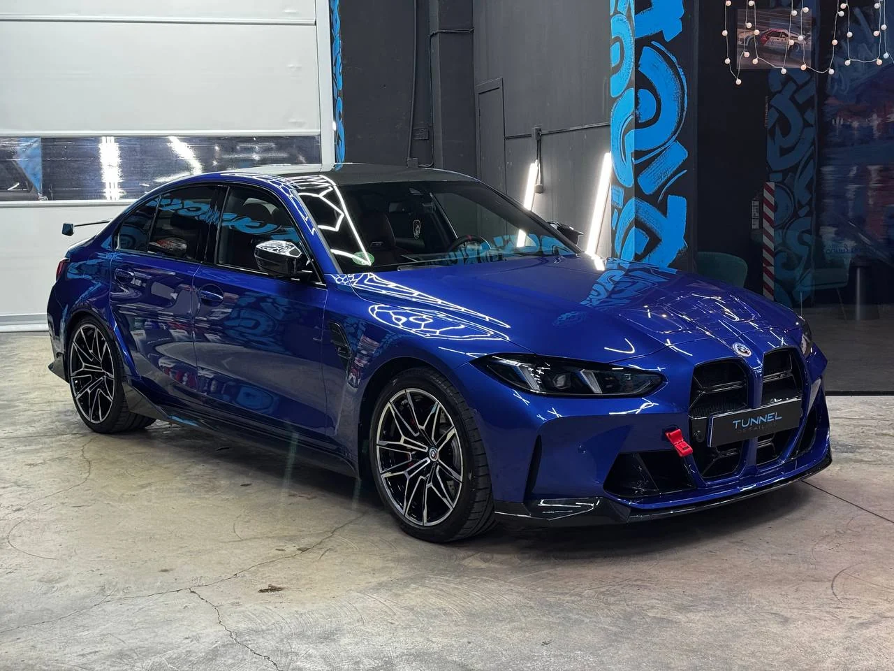 BMW azul en el estudio Tunnel