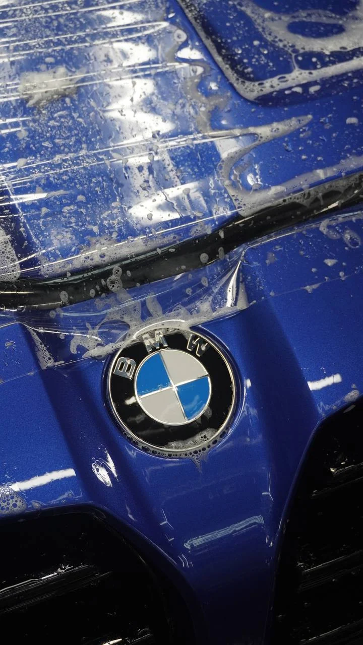 Detalle de la película húmeda sobre el capó del BMW