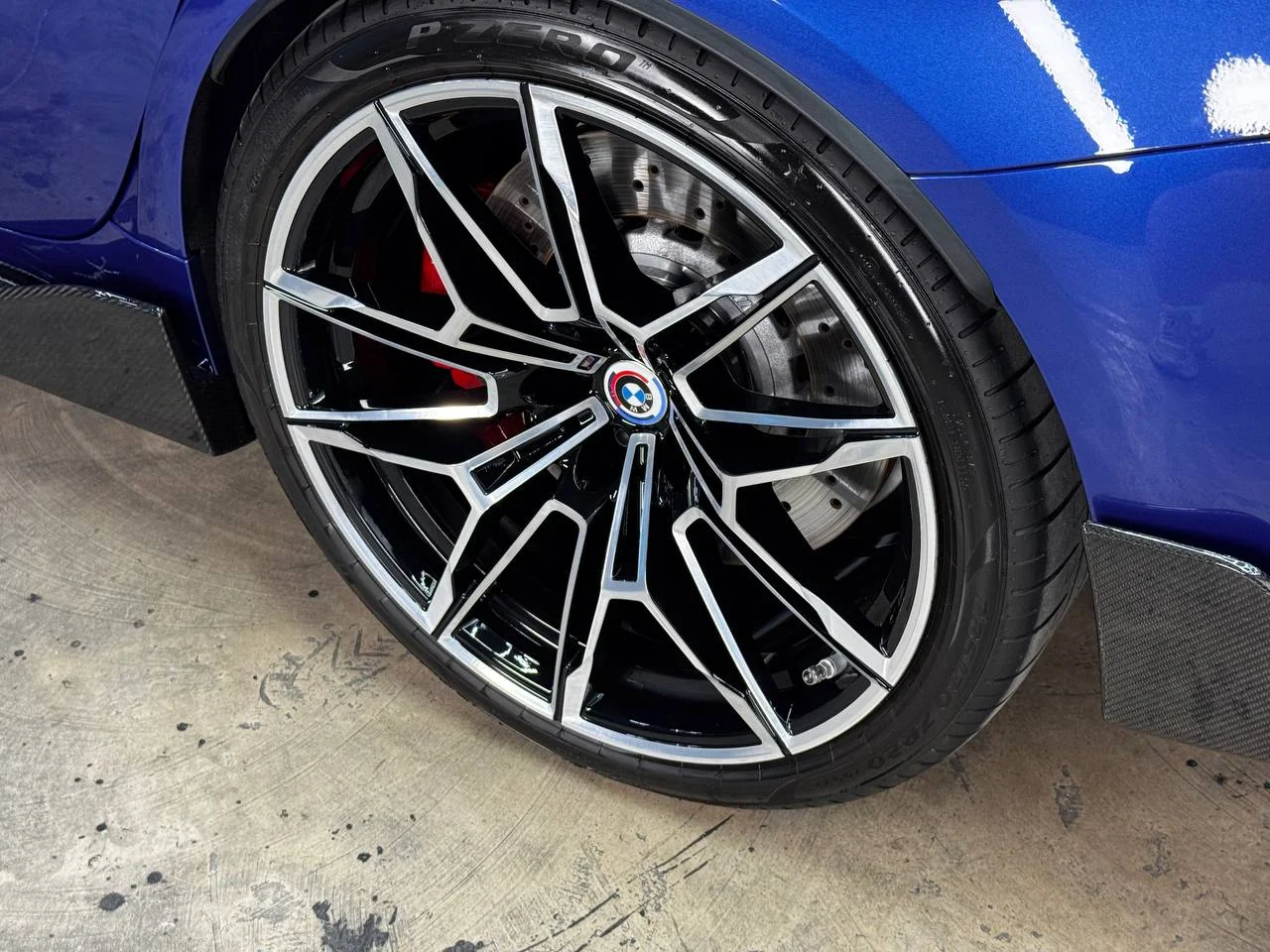 Detalle de la rueda del BMW azul