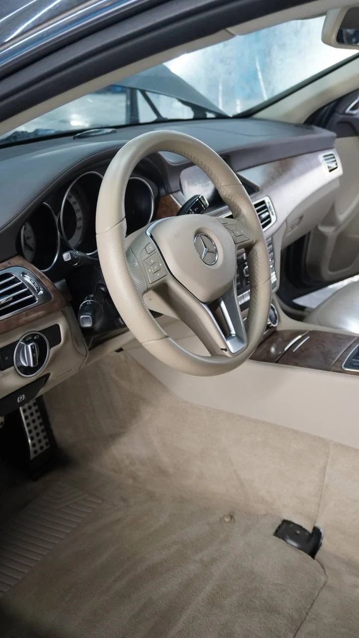 Moqueta y anclajes visibles bajo el asiento del conductor de un Mercedes-Benz
