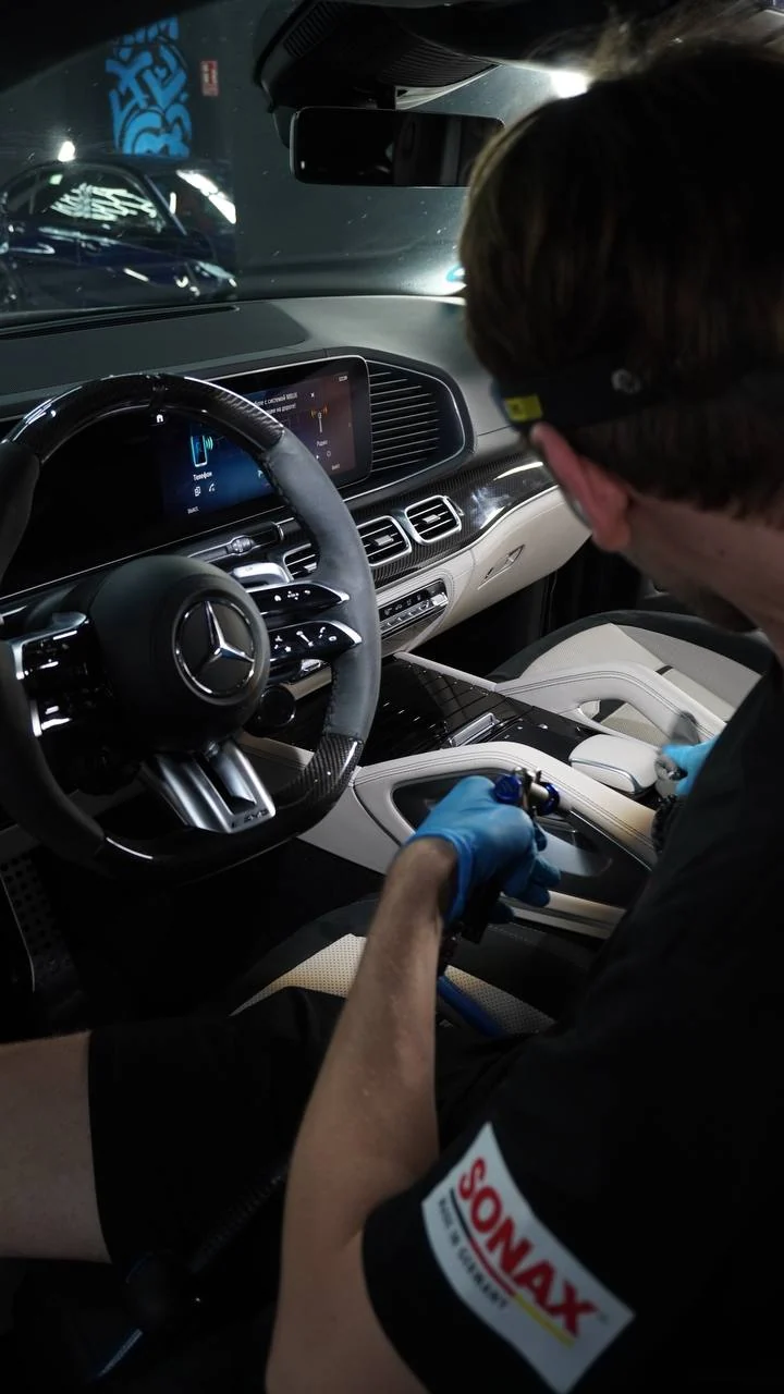 Limpieza de detalle de la consola de un Mercedes-Benz