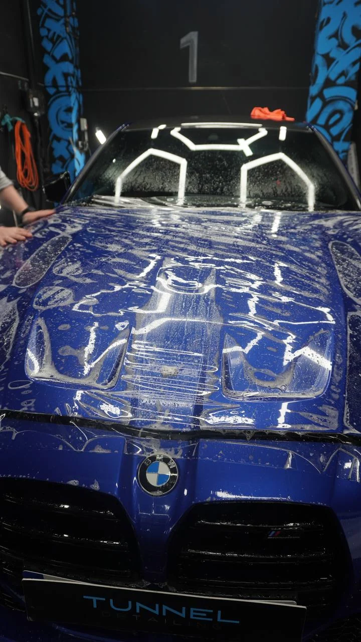 Instalación de PPF en el capó de un BMW azul