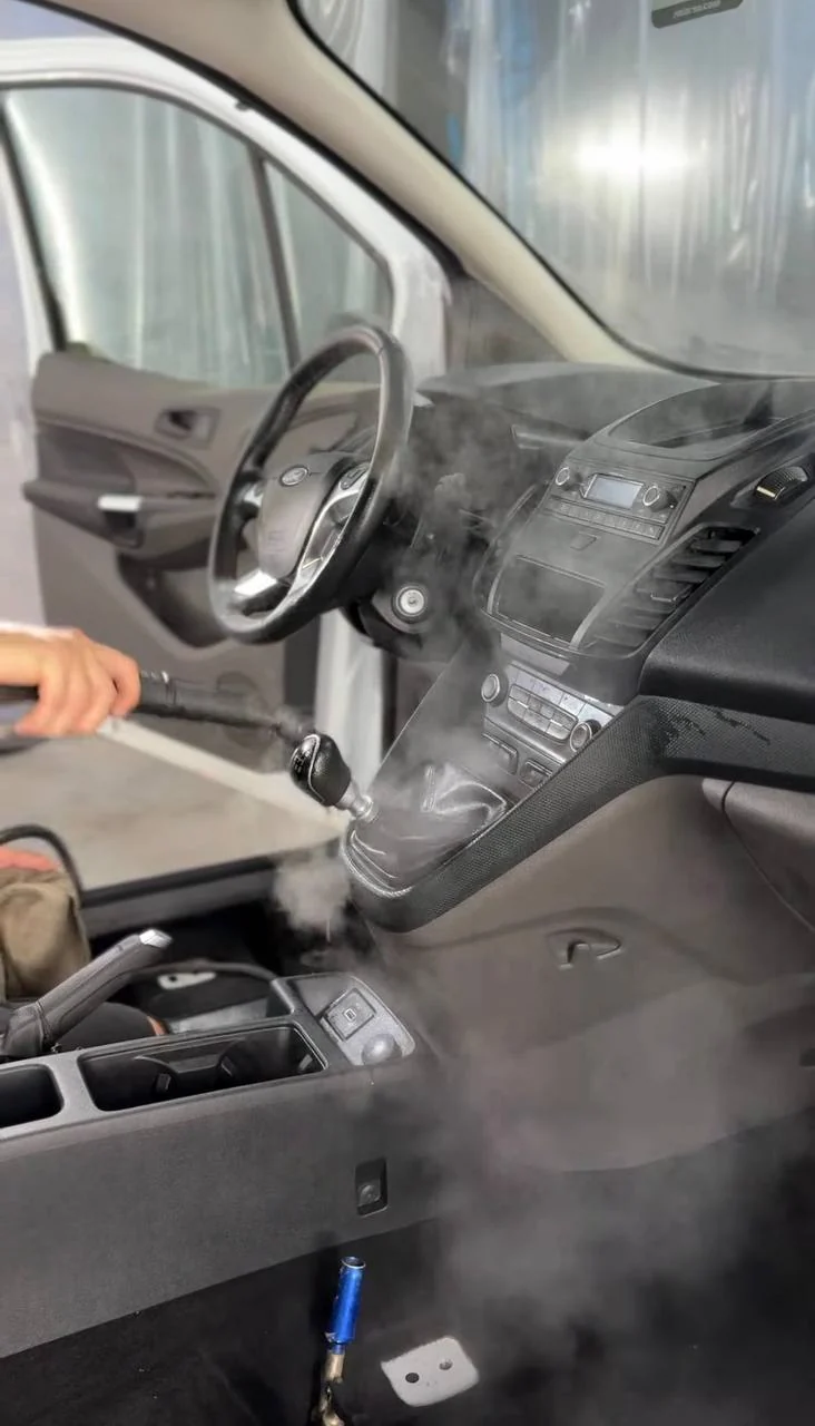 Limpieza con vapor del salpicadero de un Ford