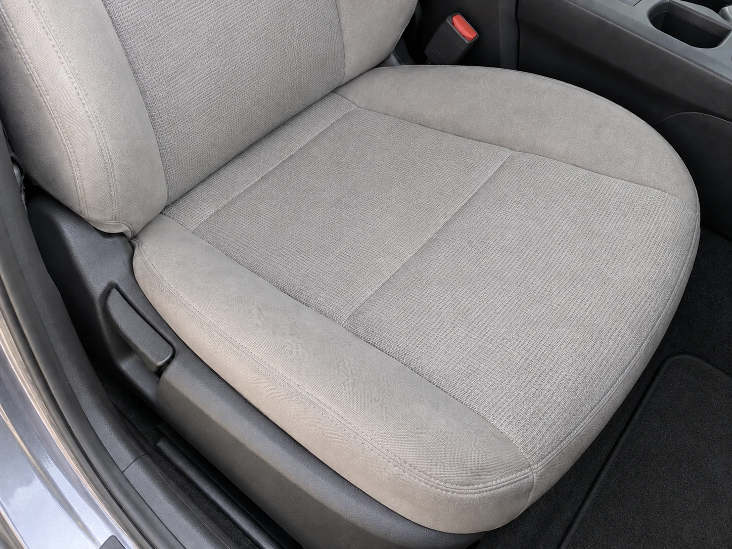 Ejemplo ilustrativo: el mismo asiento de tela clara limpio