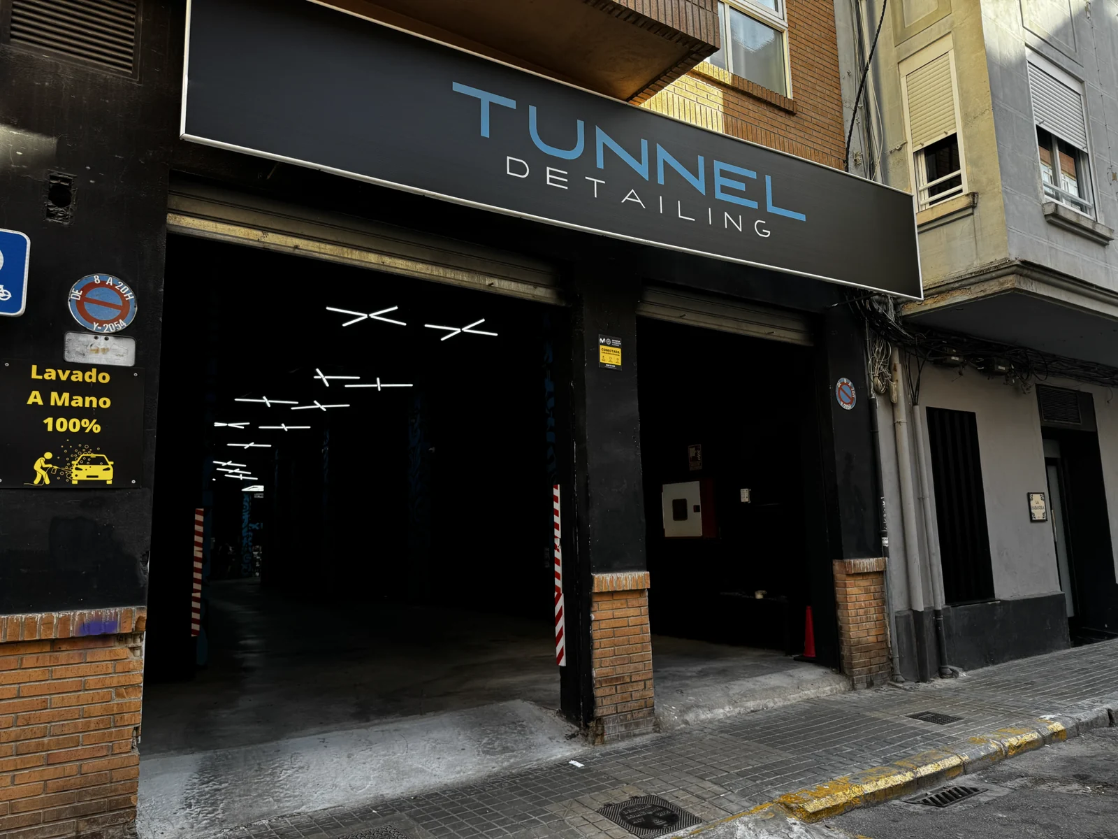 Entrada del estudio con el rótulo negro Tunnel Detailing