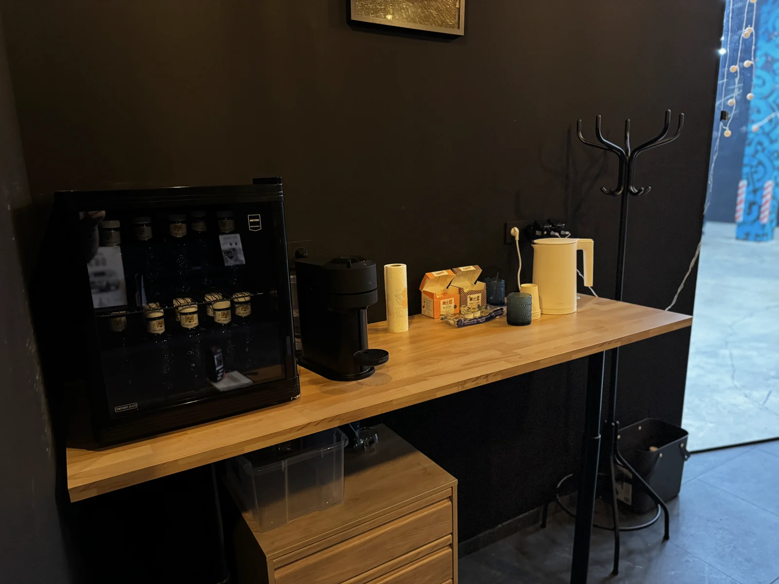 Rincón de café y té en la zona de espera