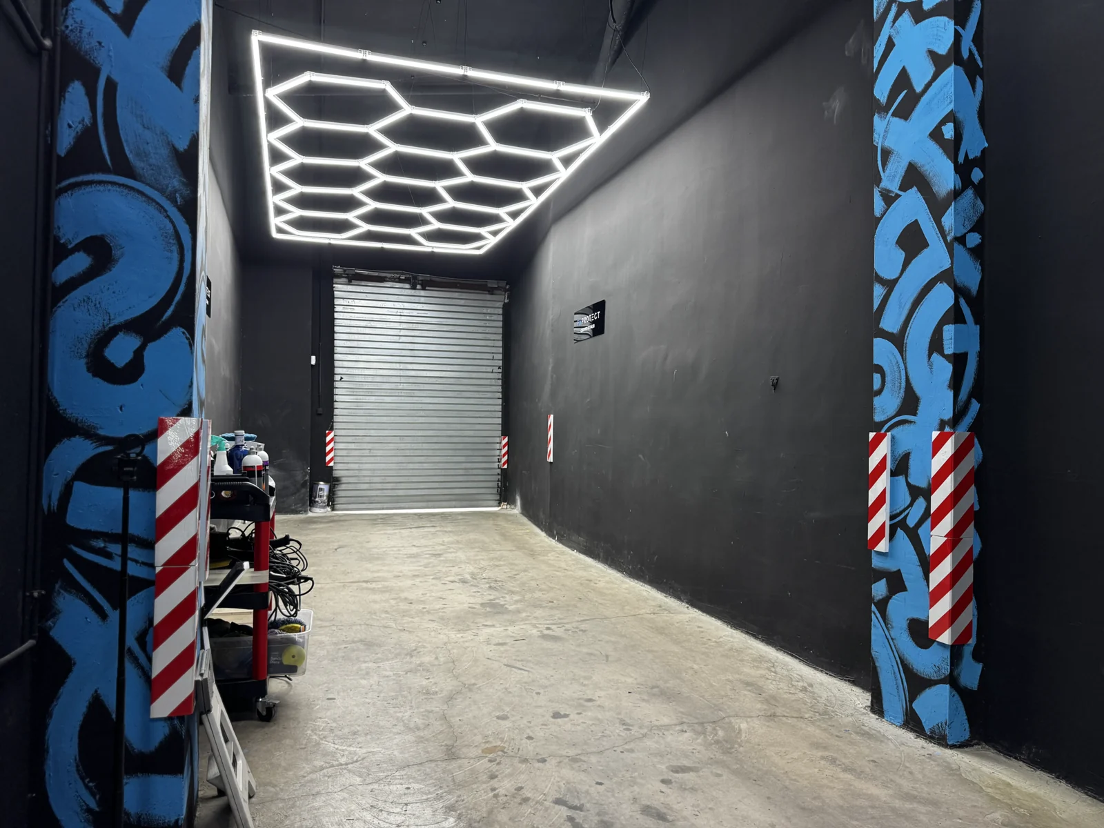 Zona de trabajo iluminada del estudio Tunnel