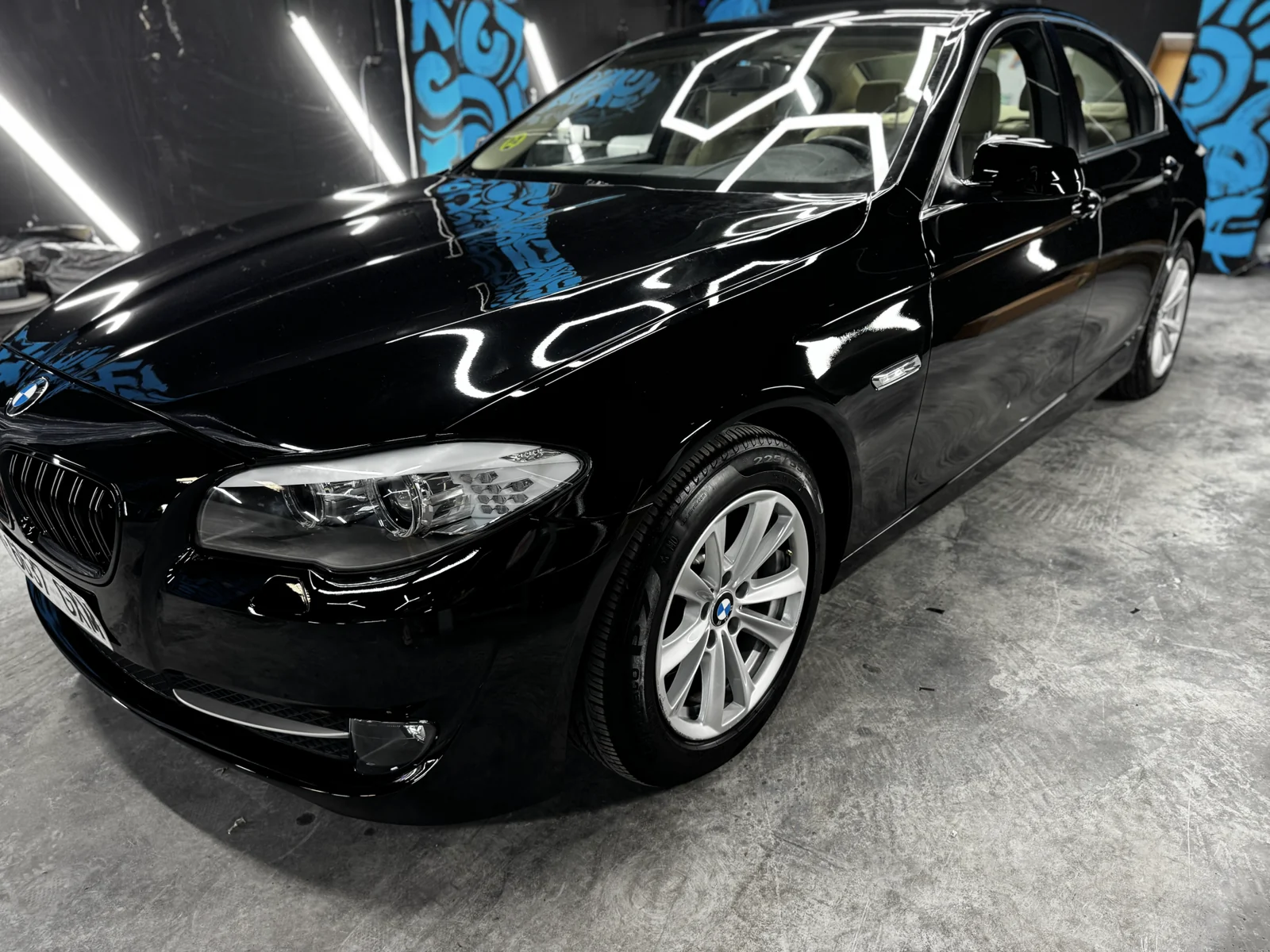 BMW negro tras el lavado en el estudio