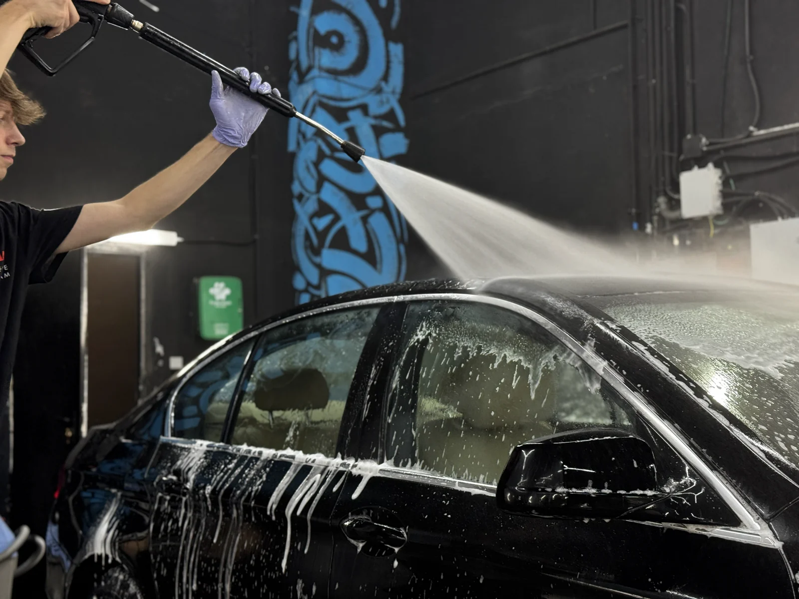 Aclarado con agua a presión sobre un BMW negro